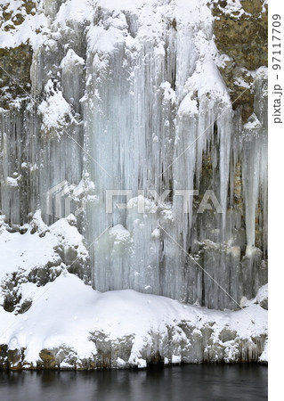 ライトアップされた神秘的で美しい氷のカーテン（白川氷柱群　長野県 木曽町） 97117709