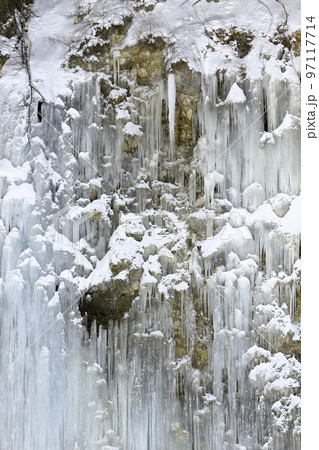 ライトアップされた神秘的で美しい氷のカーテン（白川氷柱群　長野県 木曽町） 97117714