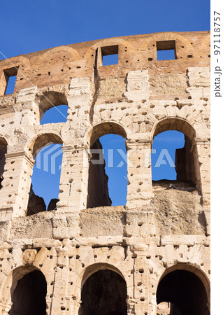 イタリア、ローマの古代遺跡コロッセオの外観 97118757