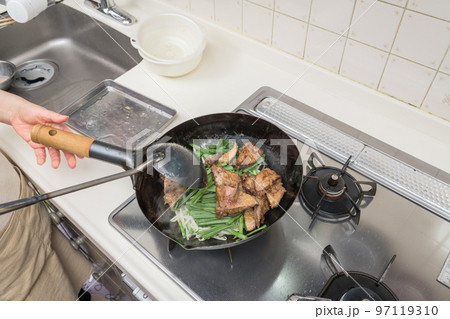 【レバニラ炒めを作る すべての具材を炒める】 【レバニラ炒めを作る すべての具材を炒める】 97119310