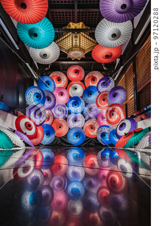 法多山尊永寺の和傘アート 97120288
