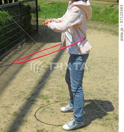 フラフープをする女性 97120365