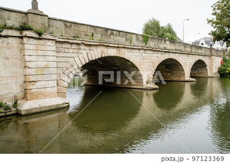 オックスフォードを流れるテームズ川にかかった歴史的な石造りのアーチの橋 97123369