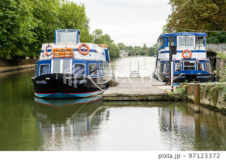 オックスフォードを流れるテームズ川に停泊した遊覧船 97123372