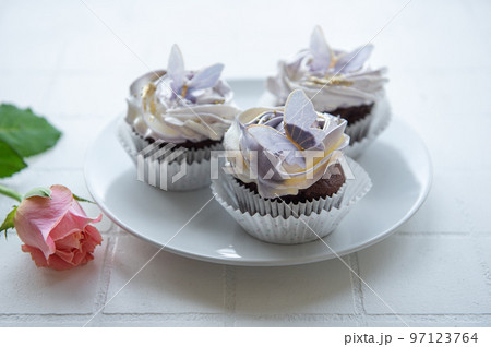 Cupcakes with butterfly decorations 97123764
