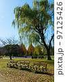 舎人公園の噴水広場のベンチと枝垂れ柳　 97125426