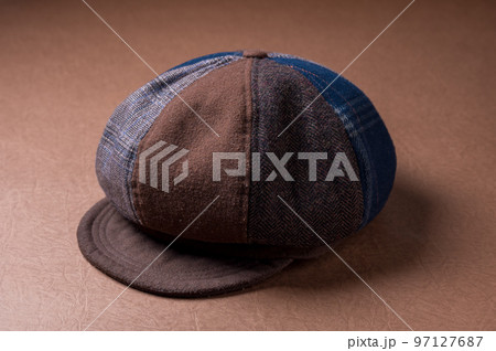 色の違う生地で作られた帽子・ハンチング帽 97127687