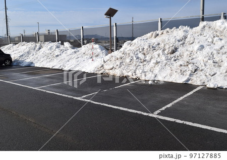 除雪した豪雪地方の駐車場 97127885
