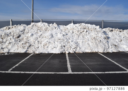 除雪した豪雪地方の駐車場 97127886