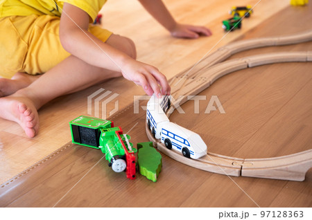 電車のおもちゃで遊ぶこども・キッズ 97128363