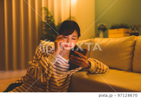 スマホを見る女性 スマホを見る女性 97128670