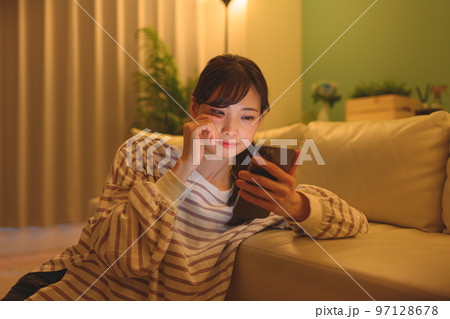 スマホを見る女性 97128678