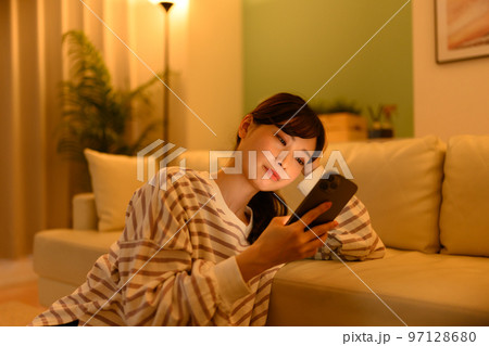 スマホを見る女性 97128680