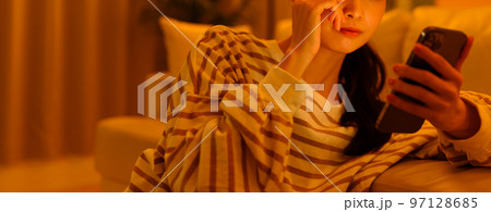 スマホを見る女性 97128685