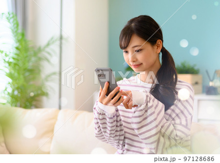 スマホを操作する女性 97128686
