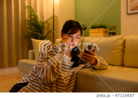 スマホを見る女性 97128687