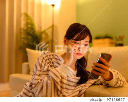 スマホを見る女性 スマホを見る女性 97128697