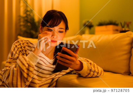 スマホを見る女性 スマホを見る女性 97128705