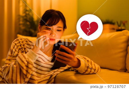 スマホを見る女性 97128707