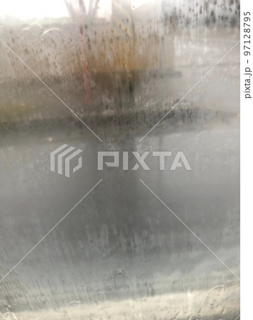 車内から結露で曇っている窓を見た風景 97128795