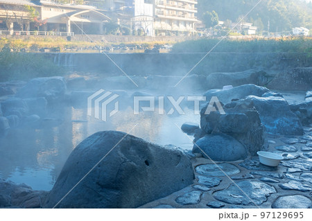 湯気が舞い上がる三朝温泉 露天風呂 97129695