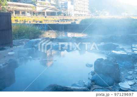 湯気が舞い上がる三朝温泉 露天風呂 湯気が舞い上がる三朝温泉 露天風呂 97129697