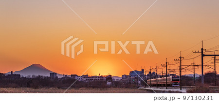 「埼玉県」夕暮れ時に疾走する武蔵野線車両　遠くに富士山が見える 97130231