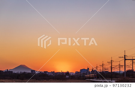 「埼玉県」夕暮れ時に疾走する武蔵野線車両 遠くに富士山が見える 「埼玉県」夕暮れ時に疾走する武蔵野線車両 遠くに富士山が見える 97130232