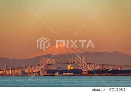 「千葉県」朝日を浴びてオレンジ色に染まる東京ゲートブリッジ越しの富士山 「千葉県」朝日を浴びてオレンジ色に染まる東京ゲートブリッジ越しの富士山 97130334
