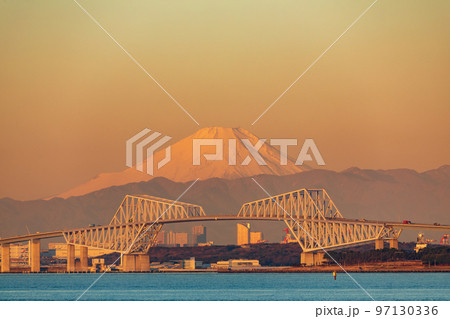 「千葉県」朝日を浴びてオレンジ色に染まる東京ゲートブリッジ越しの富士山 「千葉県」朝日を浴びてオレンジ色に染まる東京ゲートブリッジ越しの富士山 97130336