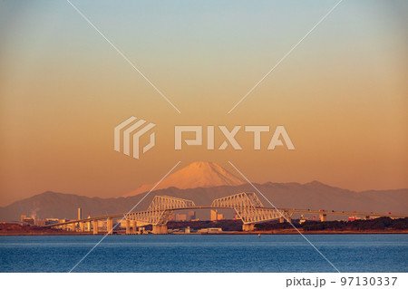 「千葉県」朝日を浴びてオレンジ色に染まる東京ゲートブリッジ越しの富士山 97130337