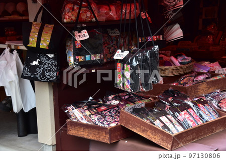 日本の京都府の京都市 哲学の道周辺の商店街 和風の雑貨を販売するお店 日本の京都府の京都市 哲学の道周辺の商店街 和風の雑貨を販売するお店 97130806