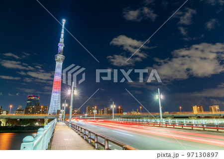 「東京都」日の丸をイメージしたライトアップの東京スカイツリー 夜景 「東京都」日の丸をイメージしたライトアップの東京スカイツリー 夜景 97130897