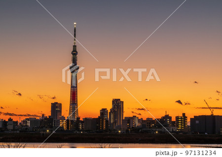 「東京都」美しオレンジ色に染まった都会の空に佇む東京スカイツリー 「東京都」美しオレンジ色に染まった都会の空に佇む東京スカイツリー 97131234