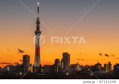 「東京都」美しオレンジ色に染まった都会の空に佇む東京スカイツリー 「東京都」美しオレンジ色に染まった都会の空に佇む東京スカイツリー 97131240