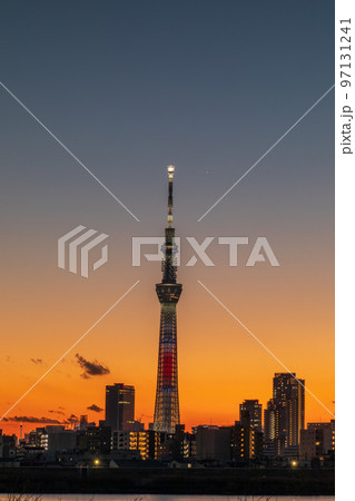 「東京都」美しオレンジ色に染まった都会の空に佇む東京スカイツリー 「東京都」美しオレンジ色に染まった都会の空に佇む東京スカイツリー 97131241