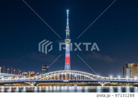 「東京都」日の丸をイメージしたライトアップの東京スカイツリーと白髭橋　夜景 97131288