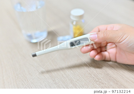 高熱を計測した体温計 薬 風邪薬 解熱剤 水 高熱を計測した体温計 薬 風邪薬 解熱剤 水 97132214