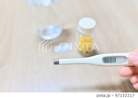 高熱を計測した体温計 薬 風邪薬 解熱剤 水 高熱を計測した体温計 薬 風邪薬 解熱剤 水 97132217