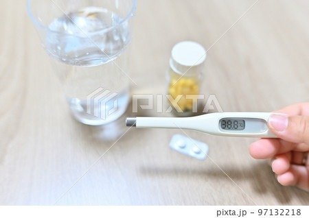 高熱を計測した体温計 薬 風邪薬 解熱剤 水 高熱を計測した体温計 薬 風邪薬 解熱剤 水 97132218
