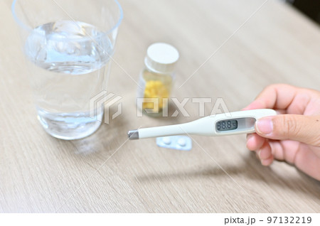 高熱を計測した体温計 薬 風邪薬 解熱剤 水 高熱を計測した体温計 薬 風邪薬 解熱剤 水 97132219