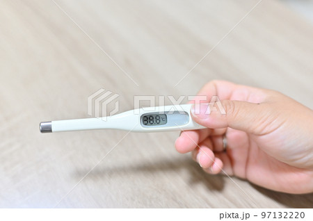 高熱を計測した体温計 薬 風邪薬 解熱剤 水 高熱を計測した体温計 薬 風邪薬 解熱剤 水 97132220
