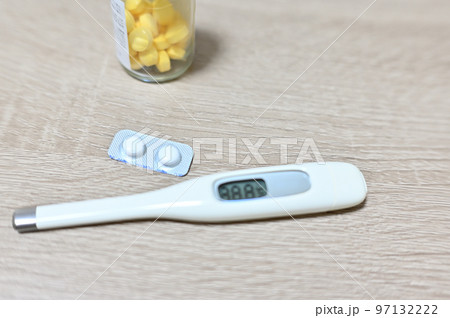高熱を計測した体温計 薬 風邪薬 解熱剤 水 高熱を計測した体温計 薬 風邪薬 解熱剤 水 97132222