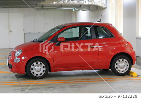 赤いイタリア車　イメージ 97132229