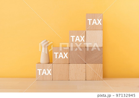 TAXと書かれたブロックと人形 97132945