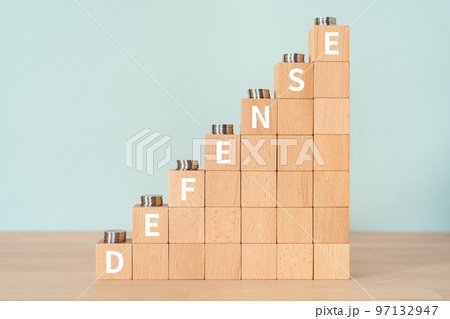 DEFENSEと書かれたブロックとコイン 97132947