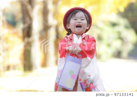 笑顔の女の子　七五三イメージ 97133141