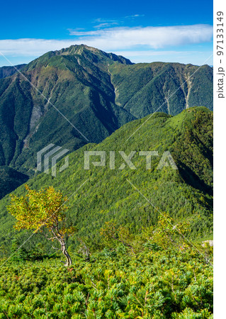 長野県の北沢峠から甲斐駒ヶ岳登山:双児山と仙丈ケ岳 長野県の北沢峠から甲斐駒ヶ岳登山:双児山と仙丈ケ岳 97133149