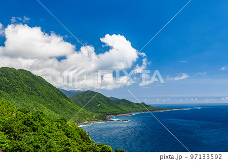 積乱雲と西部林道地域 世界自然遺産屋久島(夏 積乱雲と西部林道地域 世界自然遺産屋久島(夏 97133592