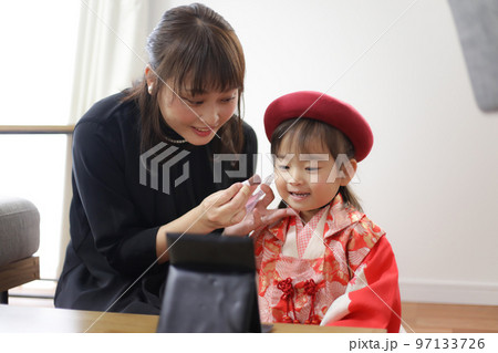 お化粧する女の子 七五三イメージ お化粧する女の子 七五三イメージ 97133726